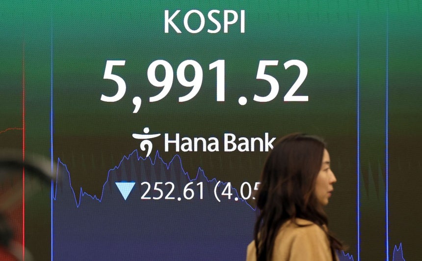 米国のイラン空爆の余波により、韓国では3連休を終えて開場したKOSPI（韓国総合株価指数）が12時を前に取引時間中、一時6000割れのまま取引を続けている。対ドルのウォン相場は1460ウォン台で取引されている。カン・ジョンヒョン記者 