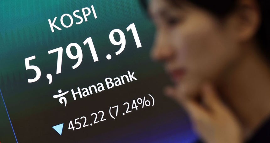 ソウルのハナ銀行ディーリングルームのモニターにKOSPI指数などが表示されている。［写真 聯合ニュース］