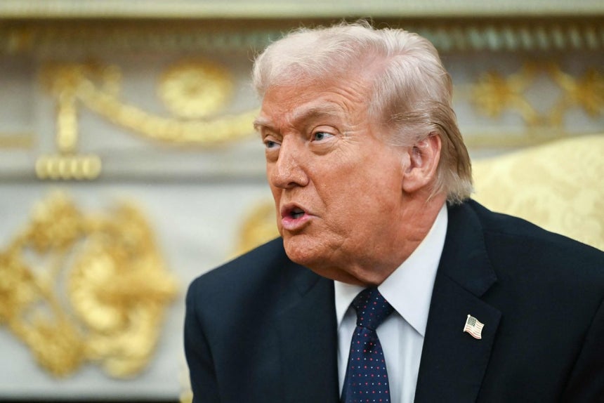 トランプ米国大統領が3日、ホワイトハウスでドイツのメルツ首相との会合中に発言している。メルツ首相は米国とイスラエルがイランに対する戦争を始めてからトランプ大統領を訪問した初めての欧州指導者だ。［写真 AFP＝聯合ニュース］