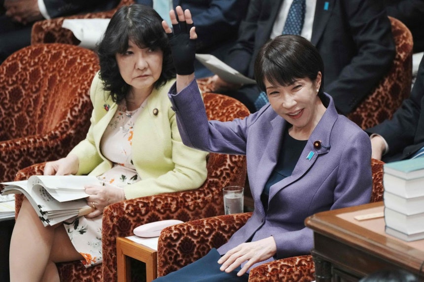 高市早苗首相が先月27日、国会に出席し、議員の質問に耳を傾けている。［AFP＝聯合ニュース］