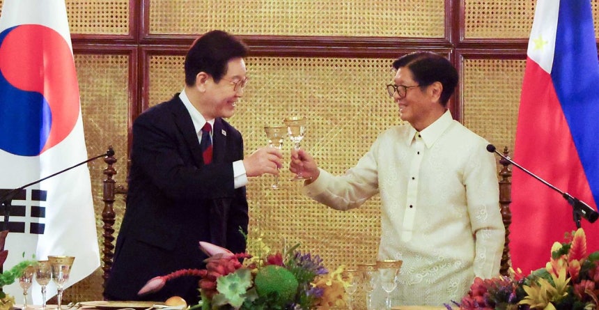 韓国の李在明（イ・ジェミョン）大統領とフィリピンのフェルディナンド・マルコス・ジュニア大統領が3日（現地時間）、フィリピン・マニラのマラカニアン宮殿で開かれた国賓晩餐会で乾杯している。ニュース1 