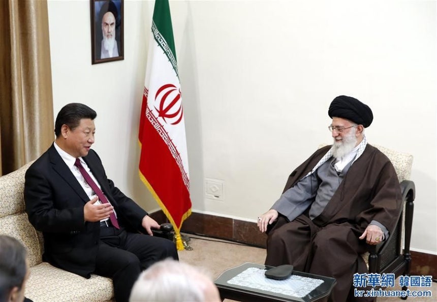 2016年1月、イランを国賓訪問した習近平中国国家主席（左）が、アリ・ハメネイ・イラン最高指導者（右）と会談している。［新華社］