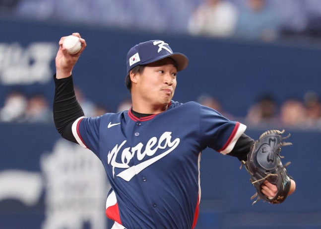 3日、大阪京セラドームで行われたWBC評価試合の韓国代表－オリックス戦。8回裏二死一塁で韓国代表チームの投手として登板した小林樹斗が力投している。 ［聯合ニュース］
