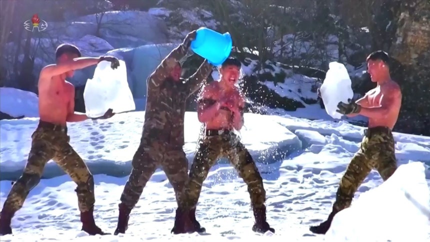 先月25日の労働党第9回大会記念軍事パレードで人民軍軍人の冬季訓練場面が公開された。［朝鮮中央テレビ画面＝聯合ニュース］