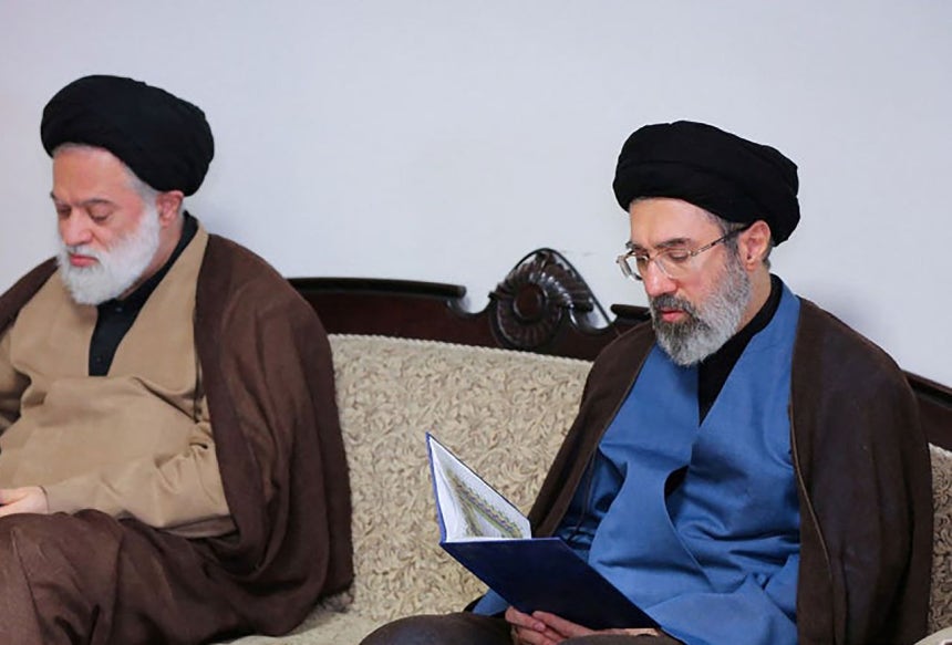 イラン専門家会議が最高指導者ハメネイ師の次男モジュタバ・ハメネイ師（右）を次期指導者に選出したと、イランインターナショナルが3日（現地時間）報じた。写真はモジュタバ・ハメネイ師が2024年10月1日、イラン・テヘランのヒズボラ事務室を訪れた当時の姿。 ［ロイター＝聯合ニュース］