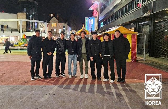 イングランド出張中に現地チームでプレーする選手と会った洪明甫（ホン・ミョンボ）監督（真ん中） ［写真 大韓サッカー協会］