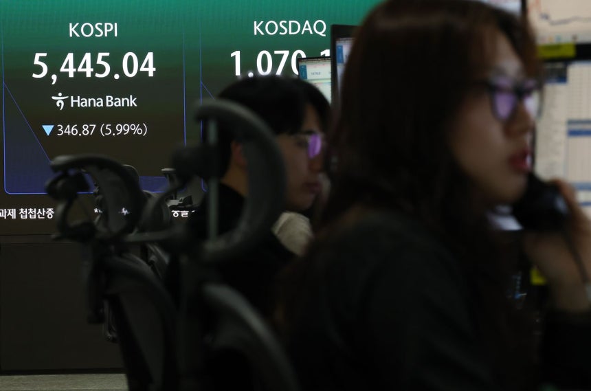 4日、ソウル中区（チュング）のハナ銀行本店ディーリングルームの電光掲示板に、リアルタイムのKOSPI（韓国総合株価指数）が表示されている。聯合ニュース