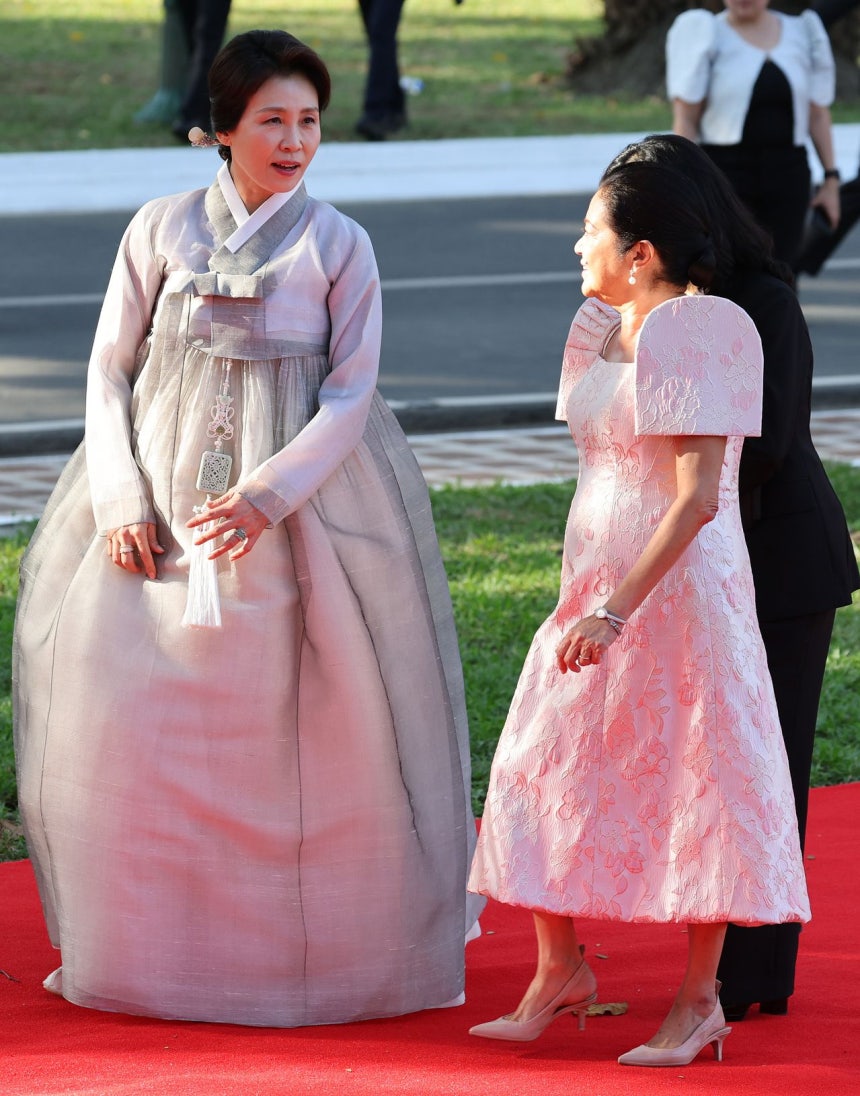 金惠景（キム・ヘギョン）夫人とリザ・アラネタ・マルコス夫人が3日（現地時間）、フィリピン・マニラのマラカニアン宮殿で開かれた公式歓迎式で会話を交わしている。［ニュース1］