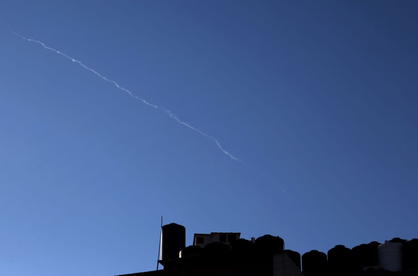 2日（現地時間）、ヨルダン川西岸のナブルス上空をイランのミサイルが飛んでいる。 ［EPA＝聯合ニュース］