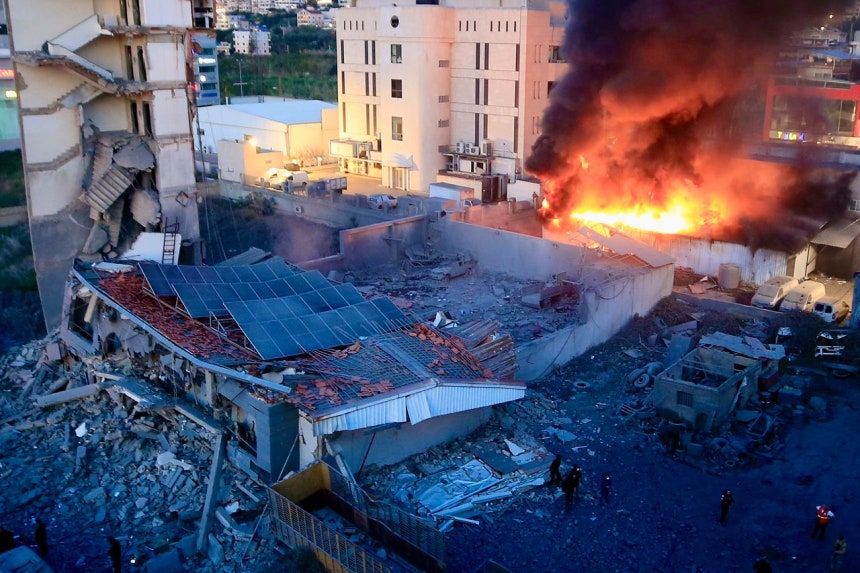 3日（現地時間）、レバノン南部のイスラム団体の事務所がイスラエルの空爆を受け、炎に包まれている。［聯合ニュース］