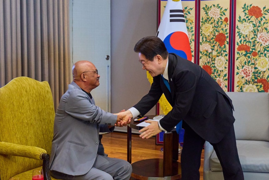 フィリピンを国賓訪問中の李在明（イ・ジェミョン）大統領が4日、マニラで人権弁護士時代に支援したフィリピン人労働者アリエル・ガラクさんと握手している。［聯合ニュース］