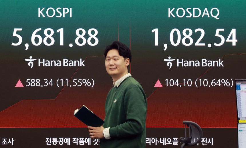 5日、ソウルのハナ銀行ディーリングルームにモニターにKOSPIなどの市況が表示されている。［写真 ニュース1］