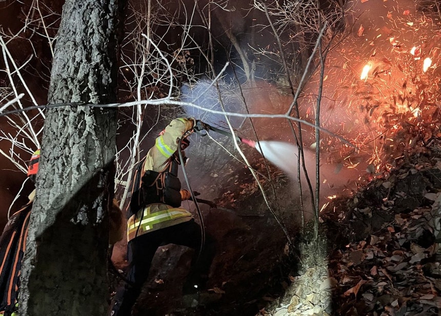 先月25日午後7時31分ごろ、慶尚北道栄州市安定面の山に夜間訓練中の空軍F－16C戦闘機が墜落した。操縦士は脱出して人命被害はなかったが、山火事が発生し、消防当局が鎮火作業を行った。 ［慶北消防本部＝ニュース1］