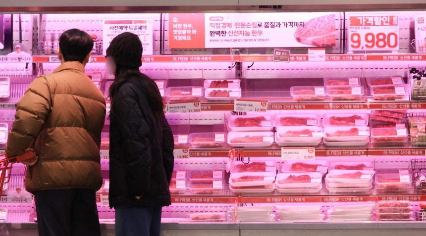 ソウル市内の大型マートでショッピング客が畜産物コーナーを見ている。［写真 聯合ニュース］