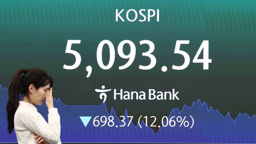 イラン戦争の余波で、KOSPI・KOSDAQにサーキットブレーカーが発動されるなど株式市場が急落した4日、ソウル市中区のハナ銀行本店ディーリングルームの電光掲示板にKOSPI指数の終値が表示されている。ニュース1