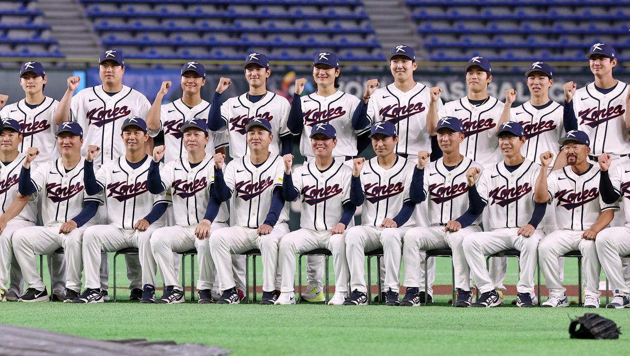 4日、東京ドームで団体写真撮影をする韓国野球代表 ［ニュース1］
