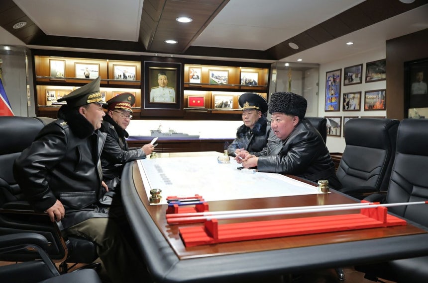 5日付の労働新聞は「金正恩（キム・ジョンウン）同志が3月3日と4日、駆逐艦『崔賢（チェ・ヒョン）号』を訪問し、艦艇部隊の戦闘・政治訓練の実態と、就役を控えて進行中の艦の作戦遂行能力評価試験の工程を確認した」と報じた。［労働新聞、ニュース1］