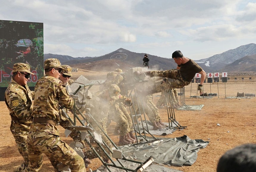 労働新聞は5日、金正恩（キム・ジョンウン）国務委員長が「狙撃手の日」（3月3日）を迎え、首都防衛軍団の射撃競技を参観したと報じた。この場には趙甬元（チョ・ヨンウォン）、金才竜（キム・ジェリョン）、李日煥（イ・イルファン）ら政治局常務委員および主要幹部が同行した。［労働新聞、ニュース1］