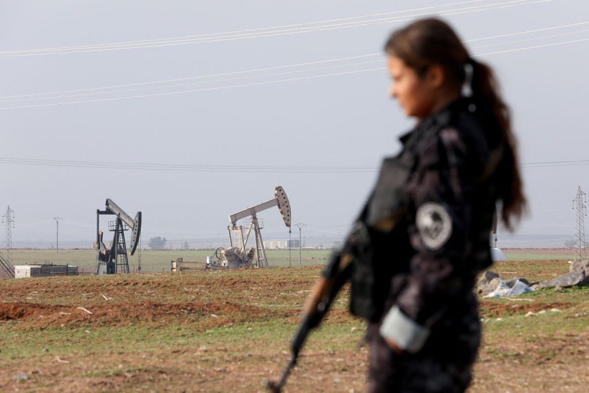 クルド内部保安軍隊員が警戒に立っている。［写真 ロイター＝聯合ニュース］