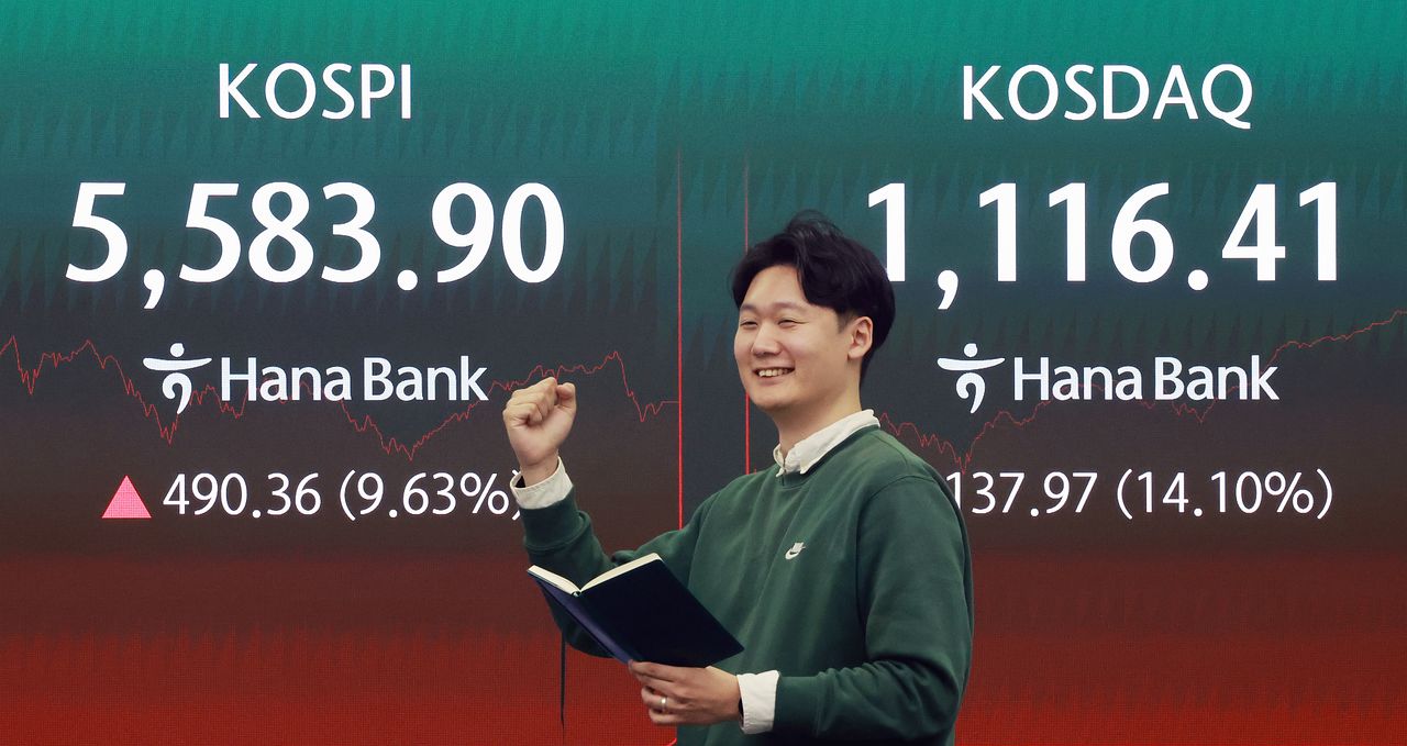 5日、ソウル中区ハナ銀行本店ディーリング・ルームの電光掲示板に韓国総合株価指数（KOSPI）の終値が表示されている。この日、KOSPIは前日比490．36ポイント(9．63％)上昇した5583．90、KOSDAQは前日比137．97ポイント（14．10％）上昇した1116．41で取引を終えた。［写真　ニュース1］