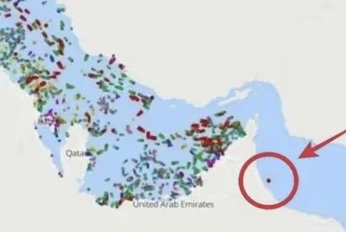   海峡を通過した「イーグル・ヴァラー号」。［オンラインコミュニティ　キャプチャー］