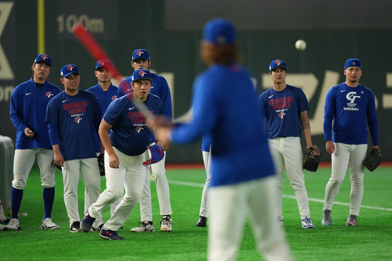 4日、東京ドームで公式練習をする台湾代表 ［AP＝聯合ニュース］