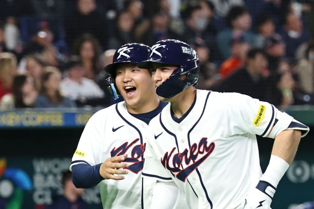 2026WBC 1次ラウンドのチェコ戦で5回裏に2ランを放ったシェイ・ウィットコム（右）が文保景（ムン・ボギョン）とハイファイブした後、ダグアウトに向かっている。韓国は文保景の満塁弾、ウィットコムの2打席連続弾などでチェコに11－4で勝利した。 ［聯合ニュース］