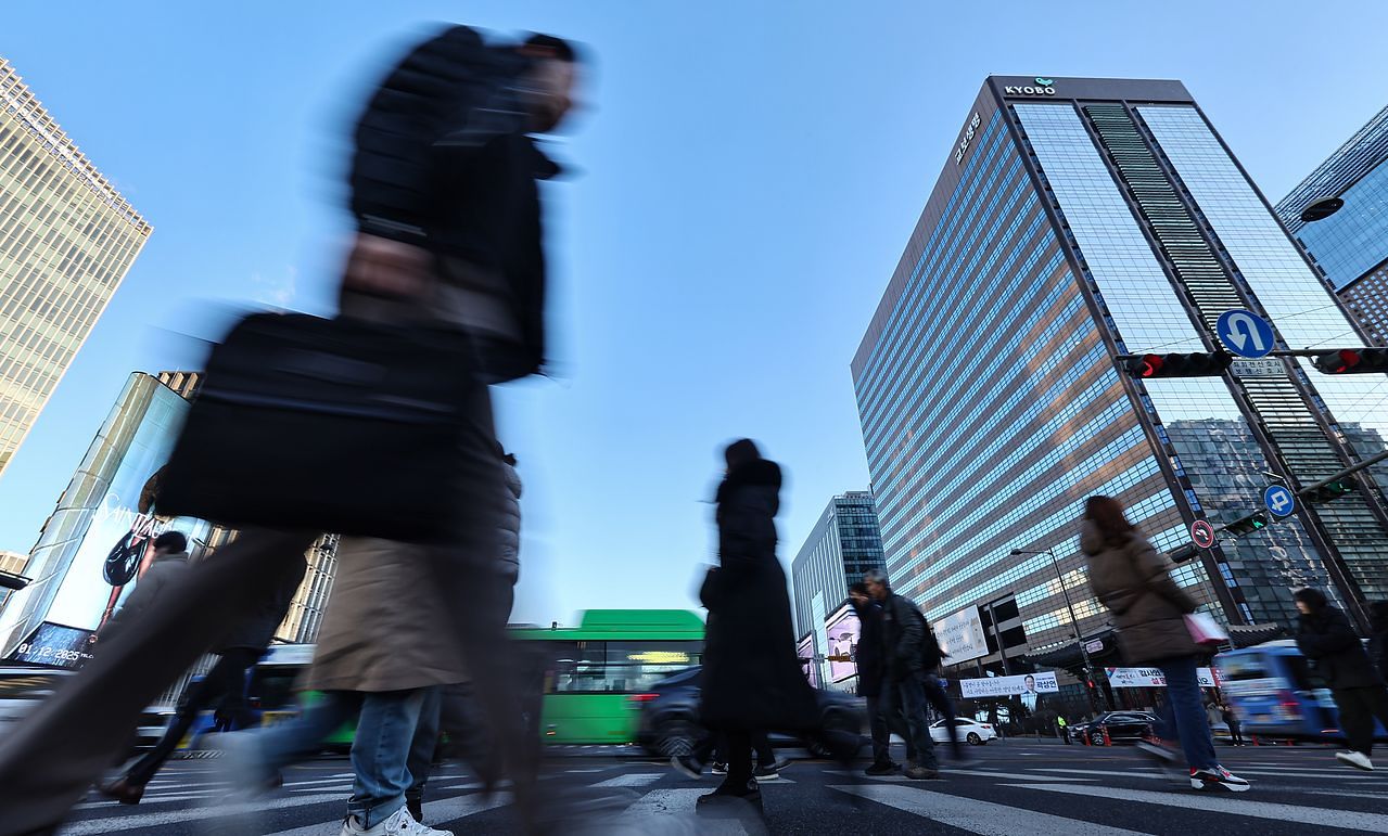 先月19日、ソウル鍾路区（チョンノグ）の光化門（クァンファムン）交差点で、会社員が勤め先に向かっている。［写真　ニュース1］