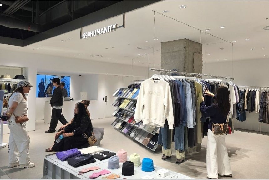 5日、ソウル中区（チュング）のロッテ百貨店本店内にあるKファッション専門館「キネティック・グラウンド」で、外国人客が製品を見て回っている。ノ・ユリム記者