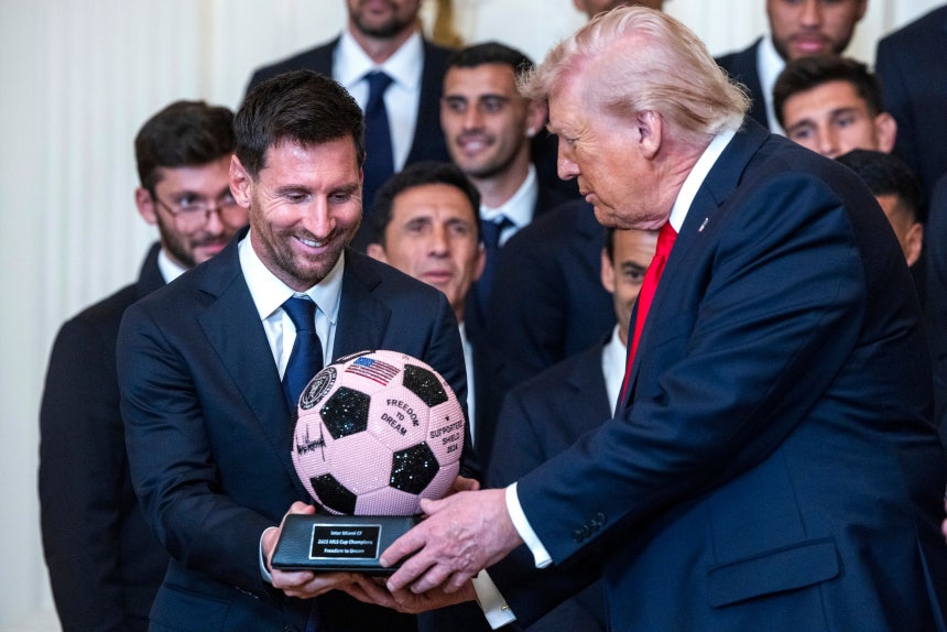 トランプ大統領にサッカーボール型のトロフィーを手渡すリオネル・メッシ。［写真　EPA＝聯合ニュース］