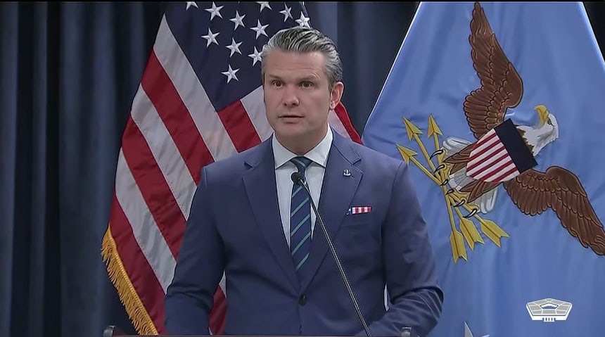 5日（現地時間）、対イラン軍事作戦を管轄する米中央軍司令部があるフロリダ州マクディル空軍基地で記者会見をするヘグセス米国防長官 ［米国防総省ユーチューブ キャプチャー］