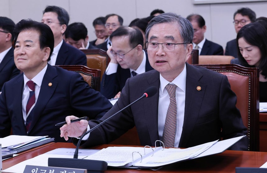 韓国外交部の趙顯（チョ・ヒョン）長官（前列右）が6日、国会で開かれた外交統一委員会の全体会議で議員の質問に答えている。イム・ヒョンドン記者