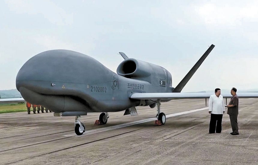 2024年1月、北朝鮮の金正恩（キム・ジョンウン）国務委員長が李炳哲（イ・ビョンチョル）党中央軍事委員会副委員長と米国の高高度無人偵察機グローバルホークに似た「セッピョル－4」の前で対話している。 ［聯合ニュース］