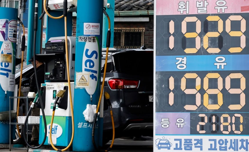 2月28日の米国とイスラエルによるイラン空襲の余波で韓国国内のガソリン・軽油価格は急上昇している。 ［聯合ニュース］