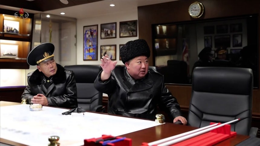 北朝鮮の金正恩（キム・ジョンウン）国務委員長が3～4日、就役を控えた5000トン級新型駆逐艦「崔賢（チェ・ヒョン）」を視察して訓練実態を点検し、艦対地戦略巡航ミサイルの試験発射を参観したと朝鮮中央TVが5日、報道した。金委員長が艦内会議室で、海軍司令官のとなりでたばこを吸っている。朝鮮中央TV＝聯合ニュース