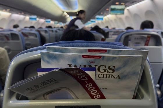 昨年4月、中国浙江省杭州蕭山国際空港で待機する中国東方航空旅客機の客室 ［AP＝聯合ニュース］