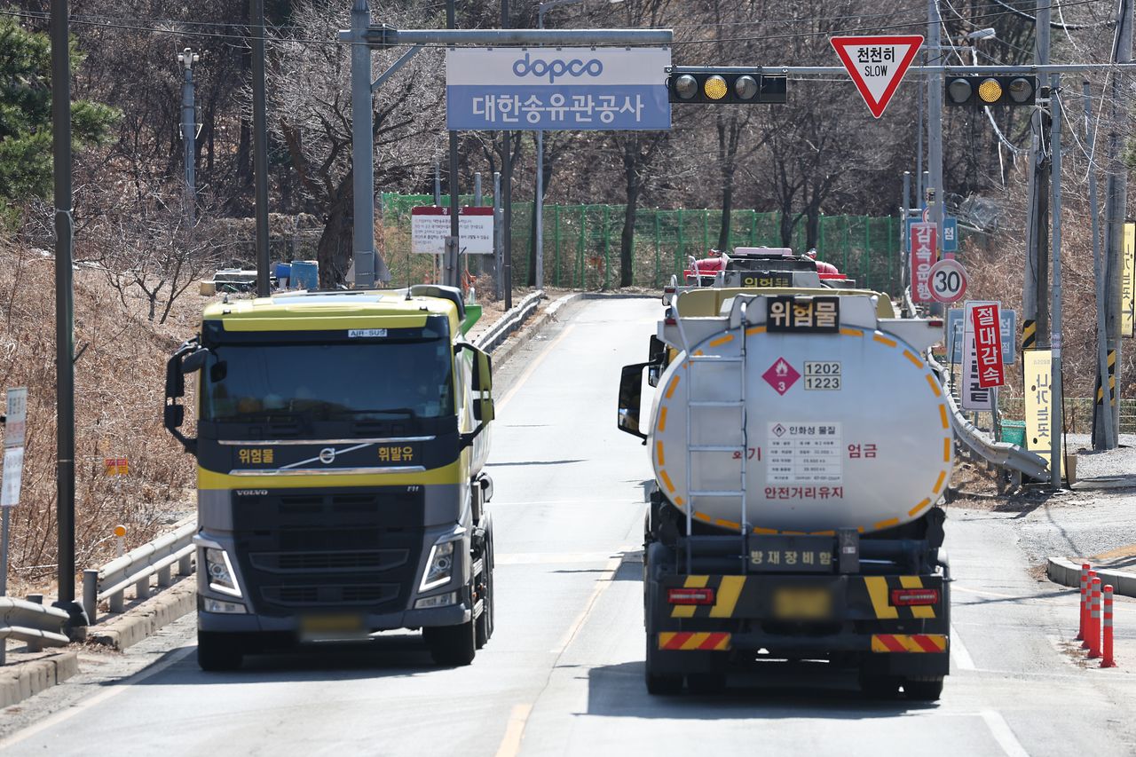 米国とイランの武力衝突が長期化し原油価格が急騰するとみられる中で、京畿道城南市の大韓送油管公社ソウル支社周辺をタンクローリーが行き来している。［写真 聯合ニュース］