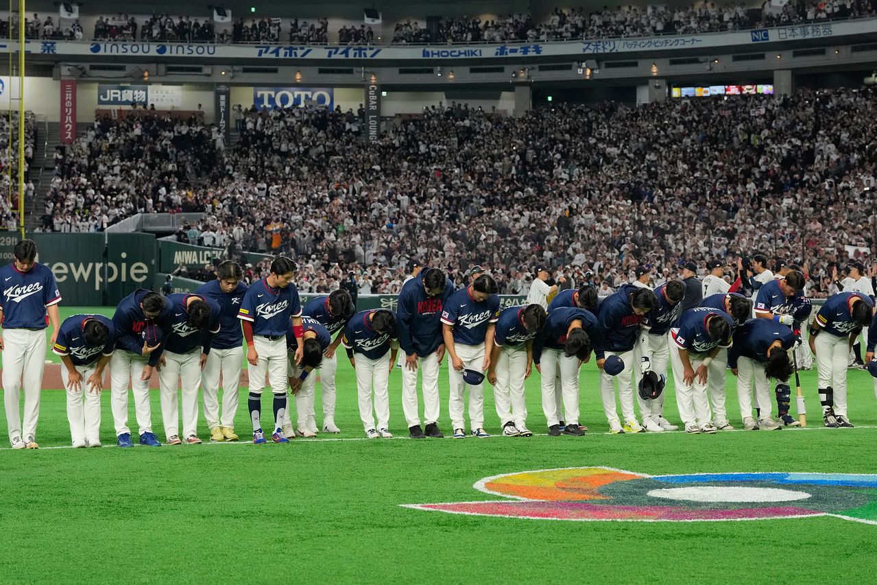   WBC韓日戦惜敗後悔しがる韓国野球代表チーム。［写真 AP＝聯合ニュース］