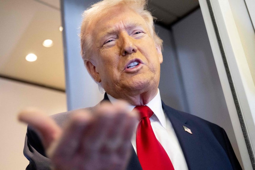 米国のドナルド・トランプ大統領が7日（現地時間）、デラウェア州ドーバー空軍基地で行われた米軍戦死者の遺体送還式を終えた後、フロリダ州マイアミへ向かう専用機「エアフォース・ワン」の機内で取材陣と対話している。AFP＝聯合ニュース