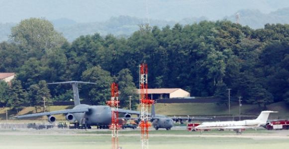 在韓米軍烏山空軍基地のC－5輸送機。米国が必要の場合に在韓米軍の資産を海外に移す際、こうした大型輸送機を利用する。 ［ニュース1］
