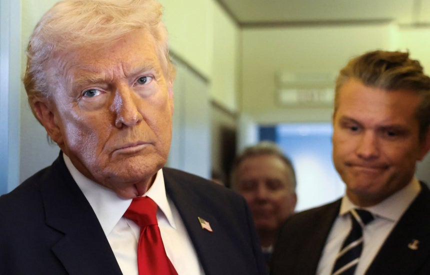  トランプ米大統領が7日にフロリダ州マイアミに向かう大統領専用機内で取材陣と対話している。右側はヘグセス国防長官。［写真 ロイター＝聯合ニュース］