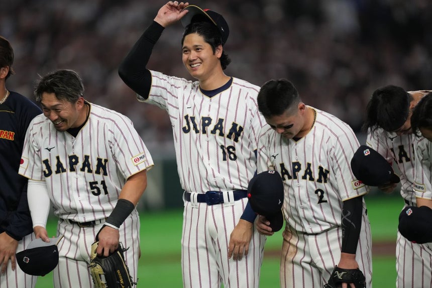 日本の選手が8日、オーストラリアに4－3で勝利した後、あいさつしている。 ［AP＝聯合ニュース］