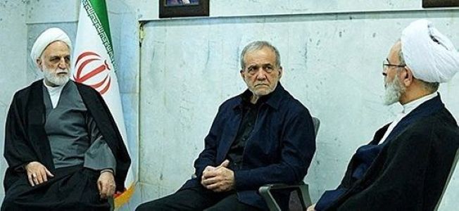 イランのペゼシュキアン大統領（中）をはじめ最高指導者の任務と権限を代行するイラン臨時指導者委員会の構成員 ［ロイター＝聯合ニュース］