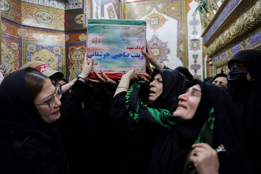 7日（現地時間）、イラン・テヘランで、米国・イスラエルの空爆で死亡した子どもの葬儀が行われている。［ロイター＝聯合ニュース］ 