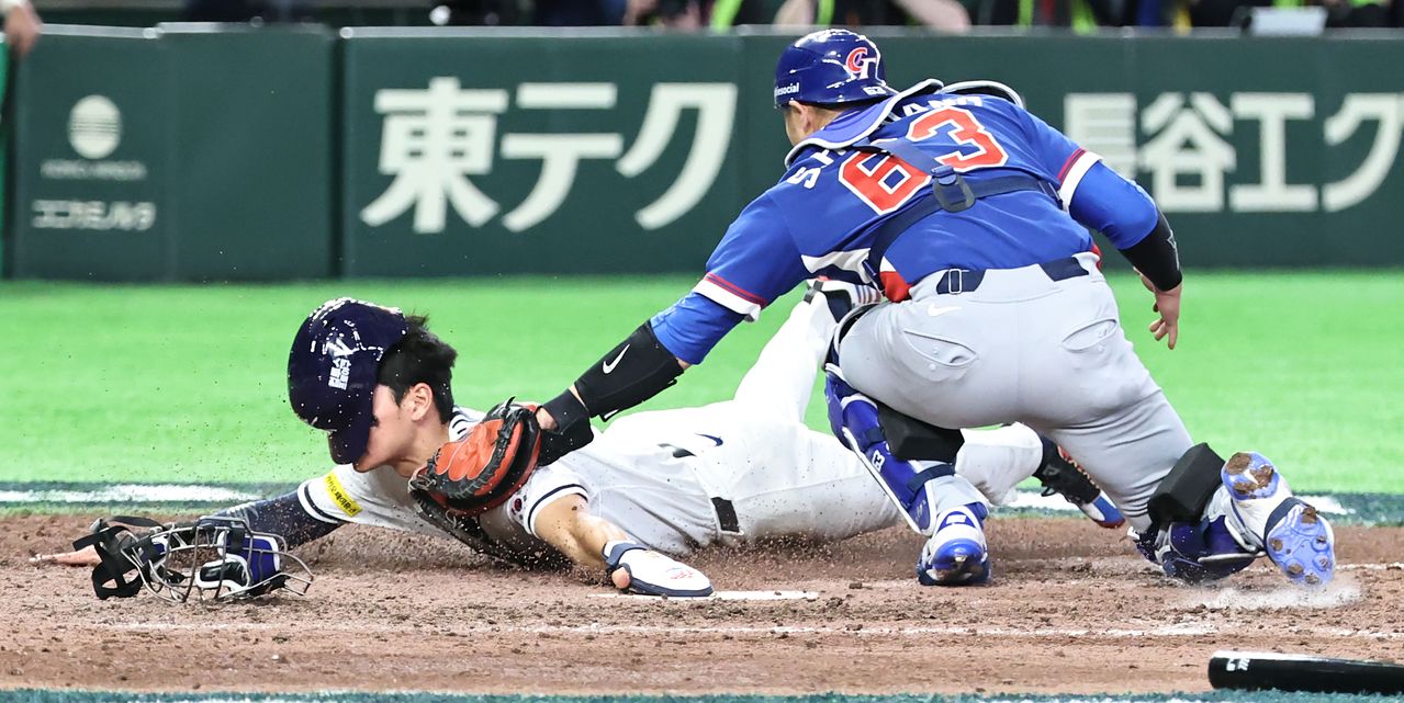WBC1次ラウンドC組の韓国－台湾戦で延長10回裏、三塁走者の金周元（キム・ジュウォン）がホームでタッチアウトとなった。 ［写真 聯合ニュース］