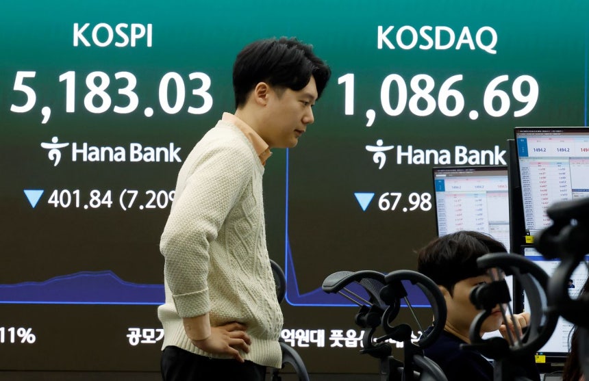 9日、ソウルのハナ銀行ディーリングルームのモンターにKOSPIなどの市況が表示されている。［写真 ニュース1］