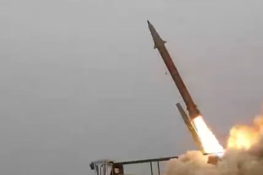 イランはテレグラムを通じ、イラン中部からイスラエルに向けて長距離ミサイル「ガドル」と「エマド」を発射したとして映像を公開した。［写真 APTニュース ユーチューブ キャプチャー］ 