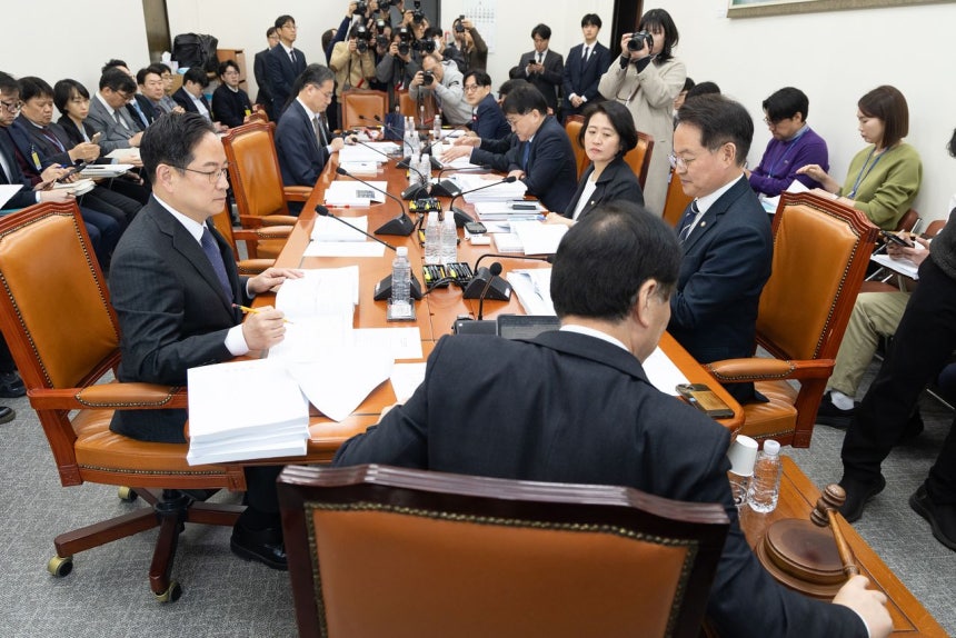 5日に国会で開かれた対米投資特別法処理に向けた特別委員会第2次法案審査小委員会で鄭泰浩法案審査小委員長が議事進行をしている。［写真 ニュース1］