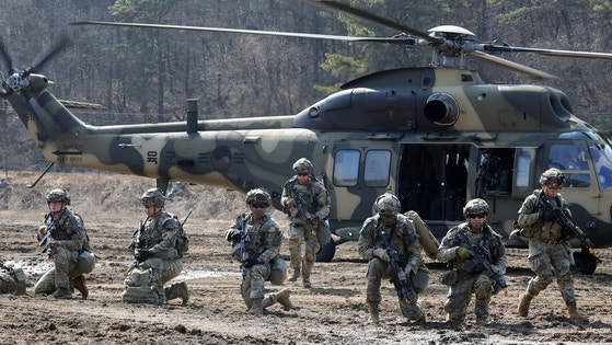 フリーダムシールド合同演習の一環で空中強襲訓練が行われている。［写真 共同取材団］