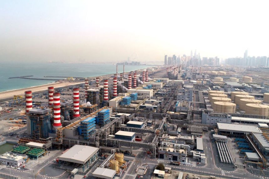 アラブ首長国連邦のジュベル・アリ電力・淡水化複合団地。［写真 ドバイ電力水道局］